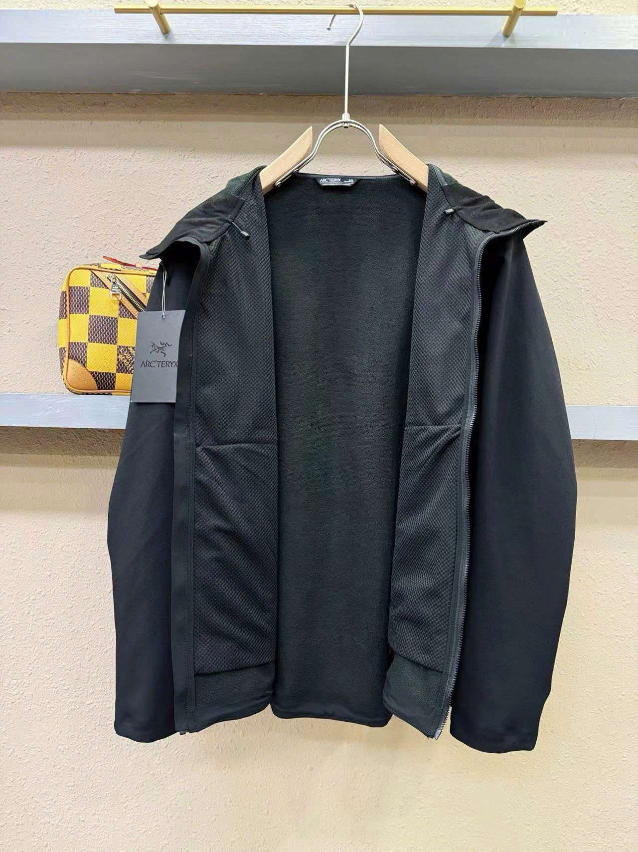 아크테릭스 가슴 로고 남성 자켓