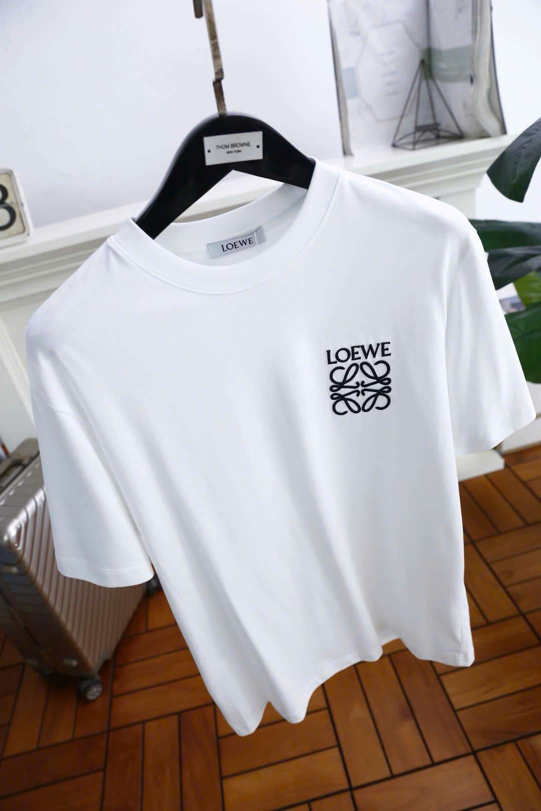 LOEWE 앞뒤 자수 로고 남성 반팔티