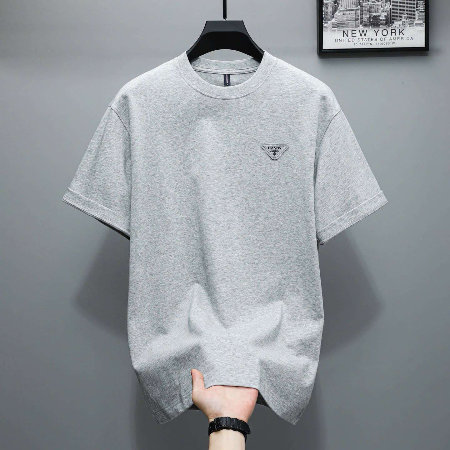프라다 가슴 삼각 로고 남성 반팔티 (3컬러)