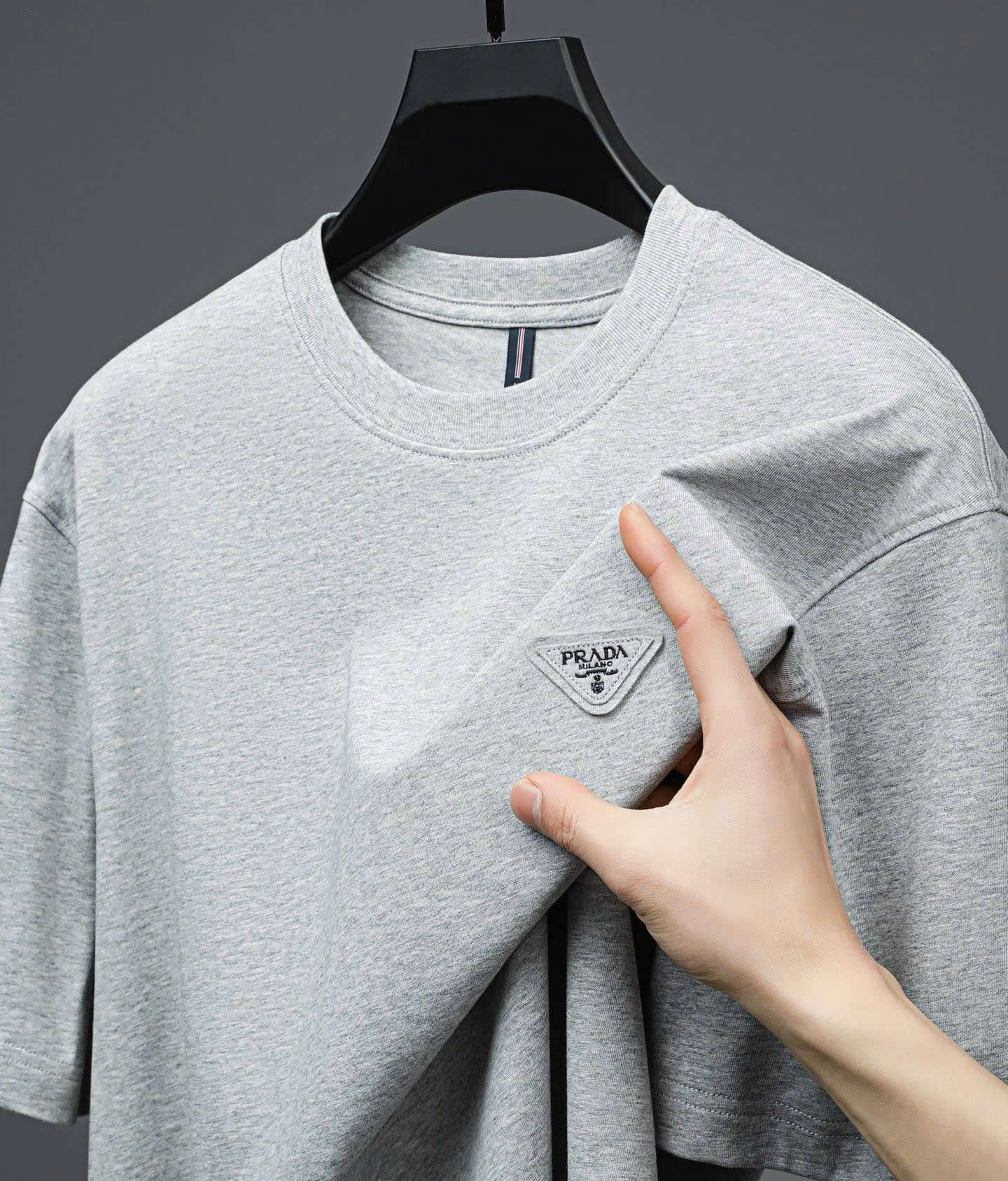 프라다 가슴 삼각 로고 남성 반팔티 (3컬러)