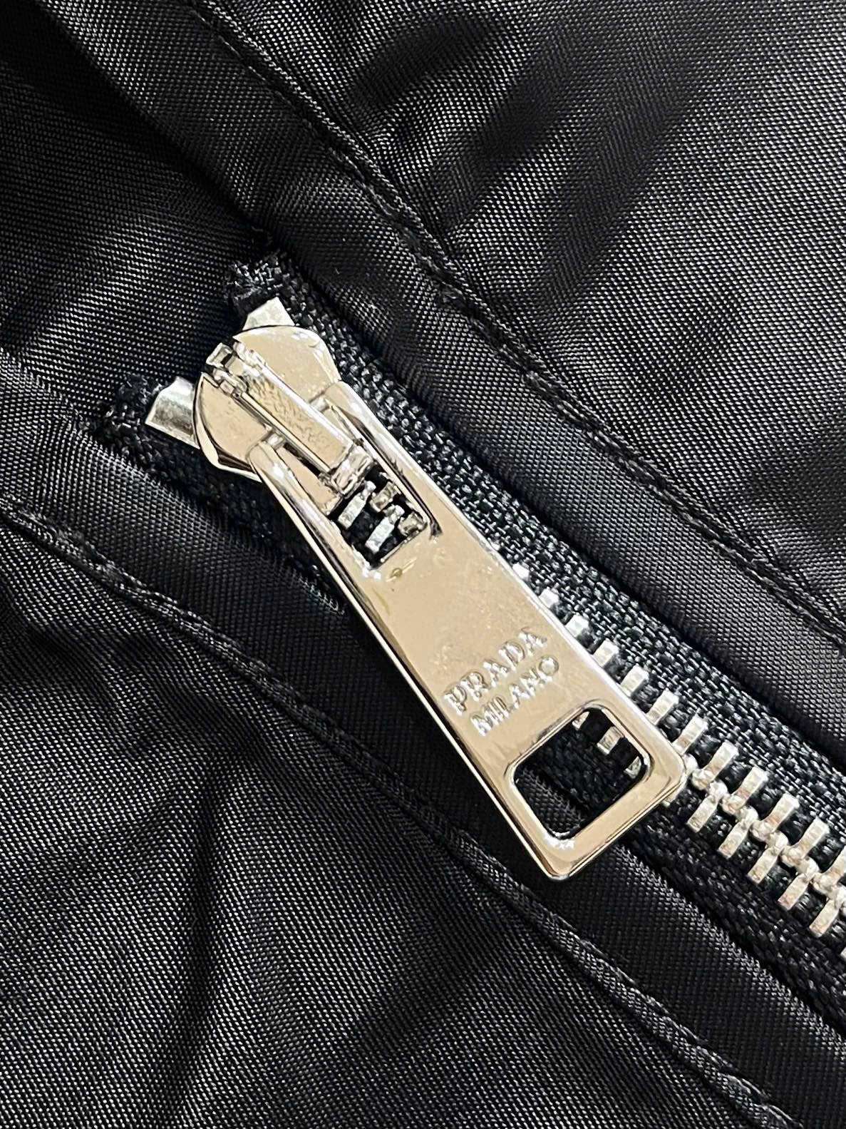 프라다 가슴 삼각 로고 남성 조끼