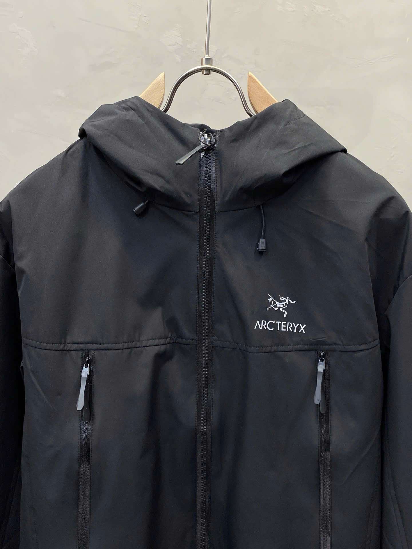 아크테릭스 가슴 로고 남성 자켓