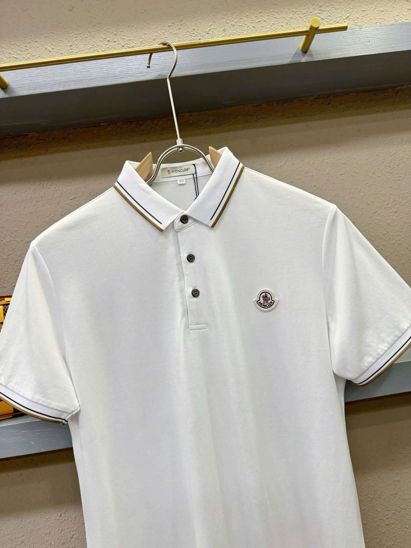 몽클레르 가슴 로고 남성 반팔티 (2컬러)