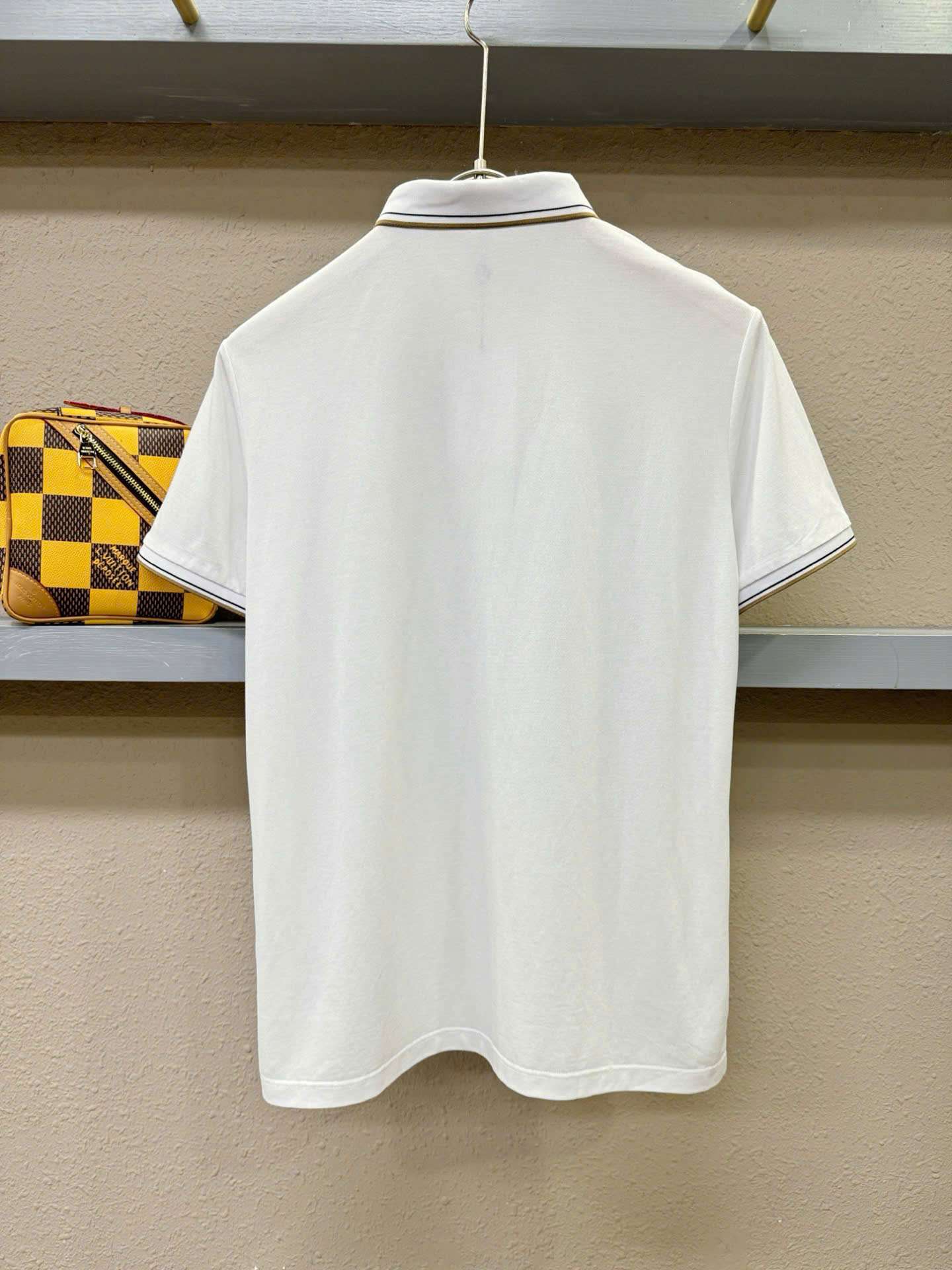 몽클레르 가슴 로고 남성 반팔티 (2컬러)