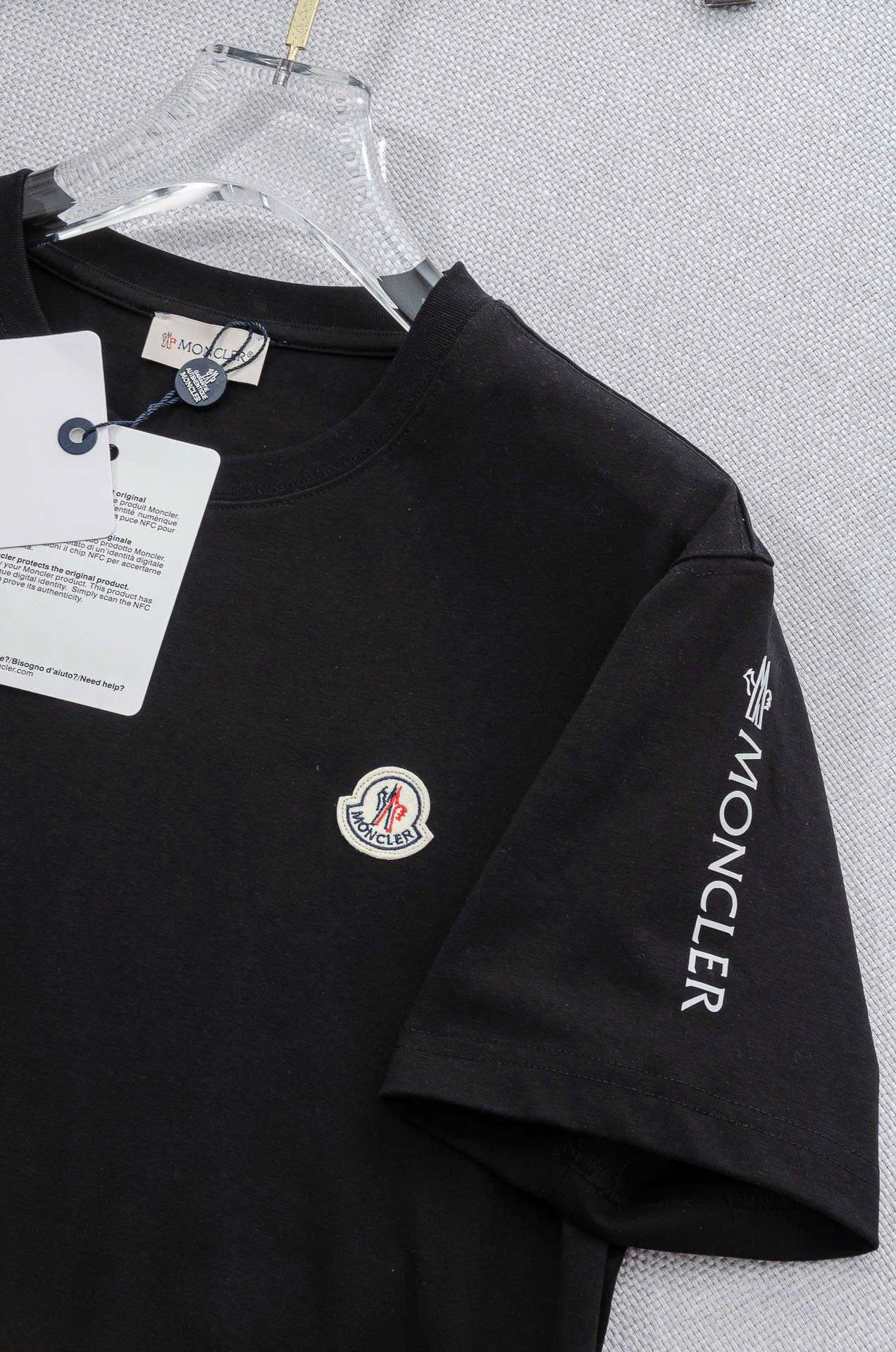 몽클레르 가슴 & 소매 로고 남성 반팔티 (2컬러)