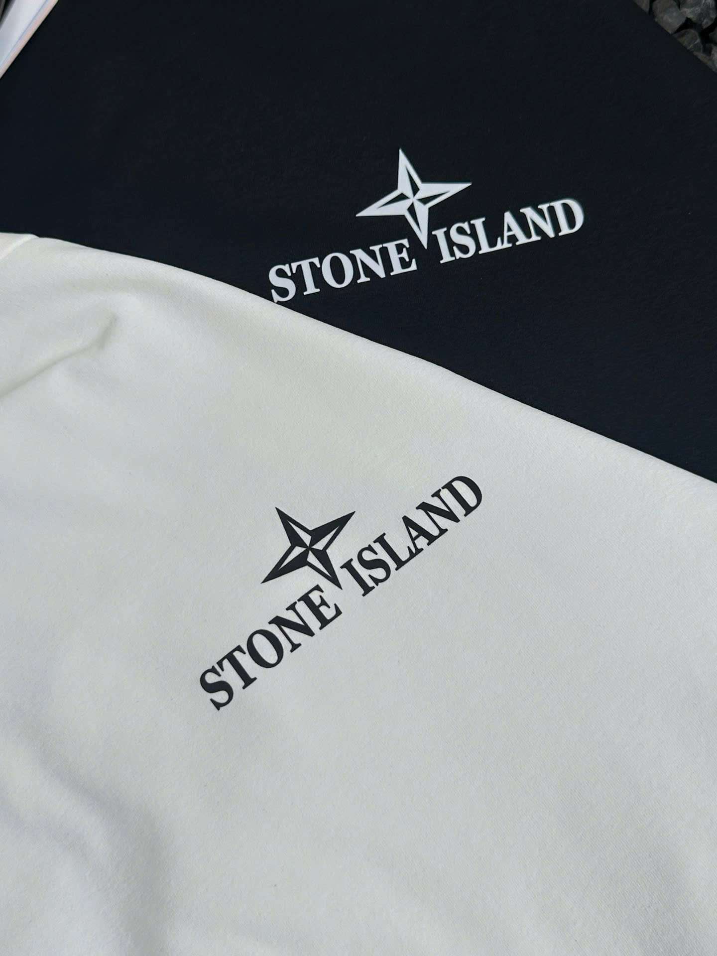 스톤아일랜드 가슴 로고 남성 반팔티 (2컬러)