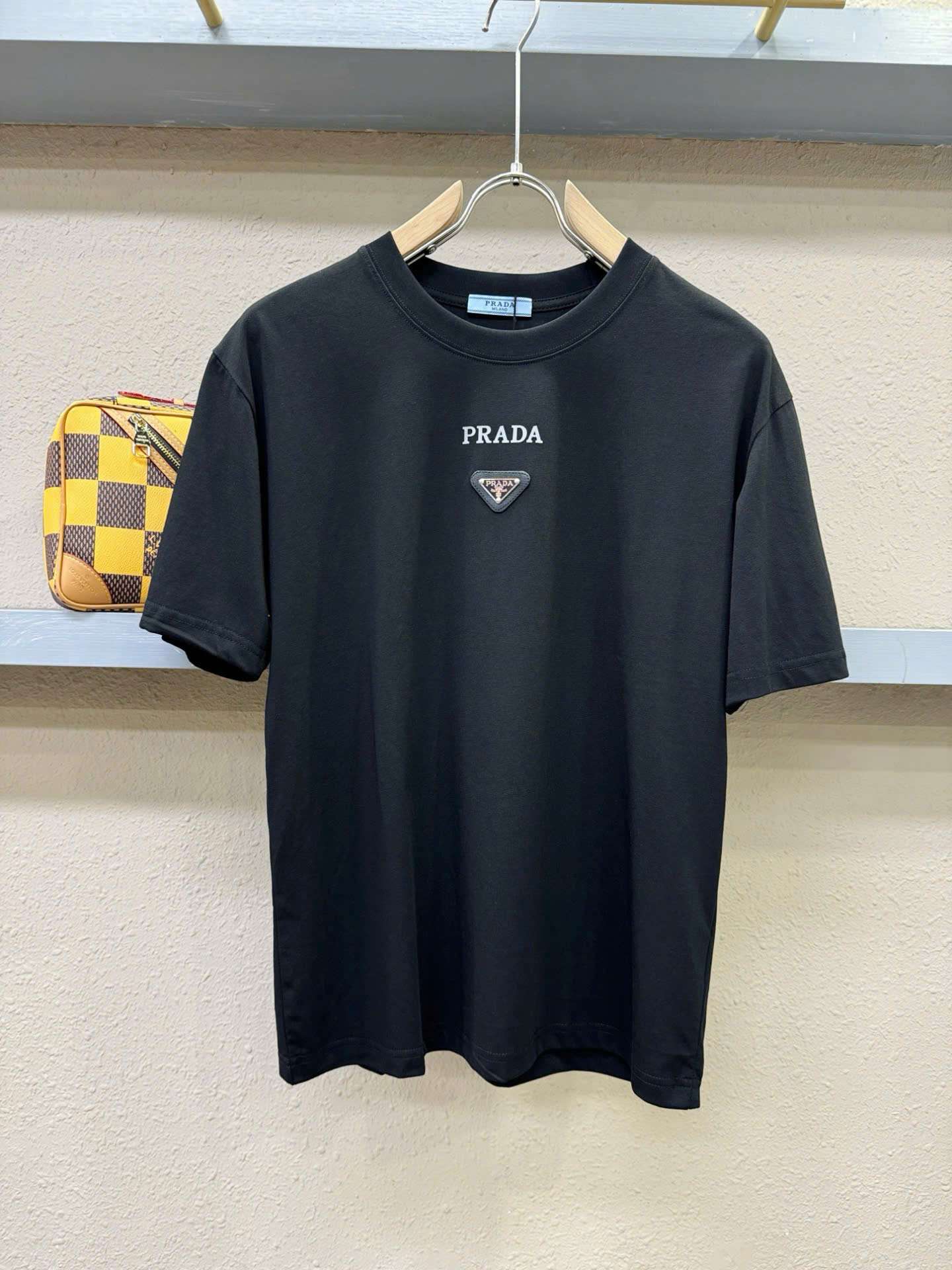 프라다 삼각 로고 남성 반팔티