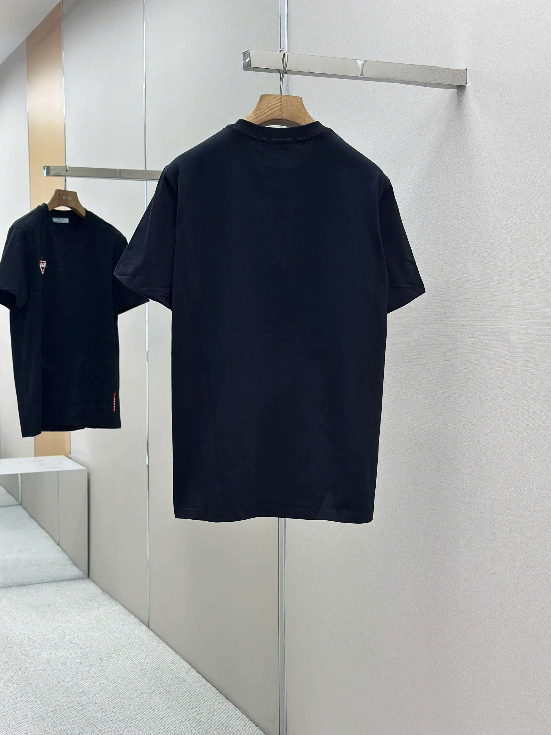 프라다 자수 삼각 로고 남성 반팔티 (2컬러)