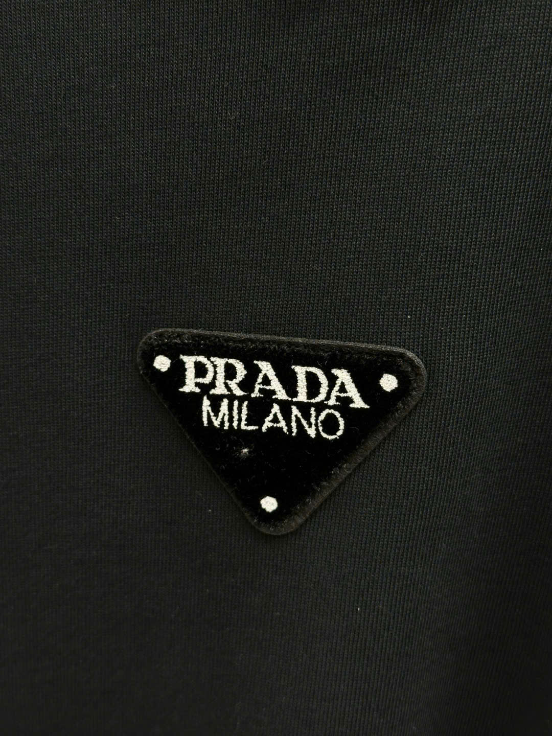 프라다 삼각 로고 남성 블랙 상의