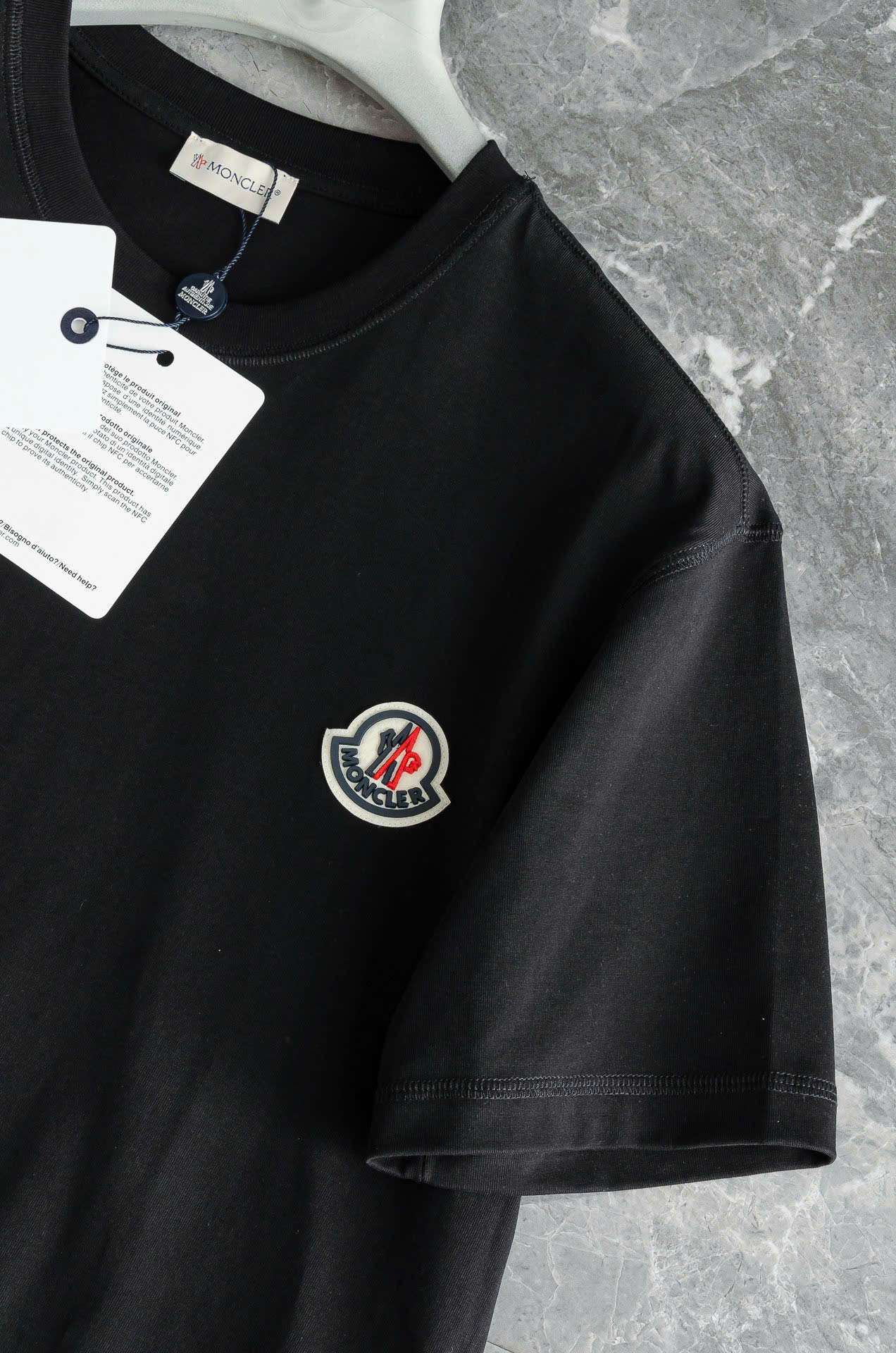 몽클레르 가슴 자수 로고 남여공용 블랙 반팔티