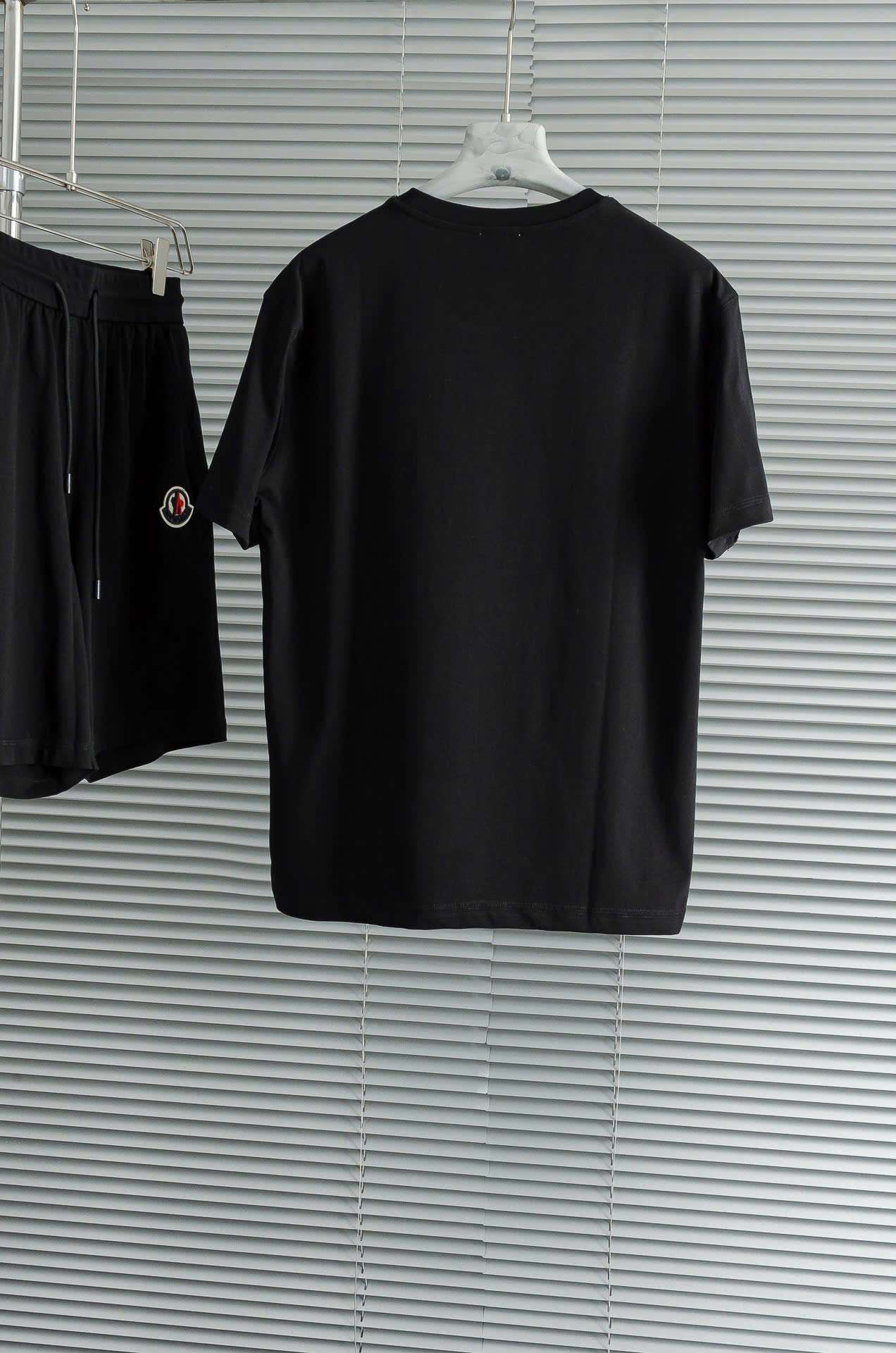 몽클레르 가슴 자수 로고 남여공용 블랙 반팔티