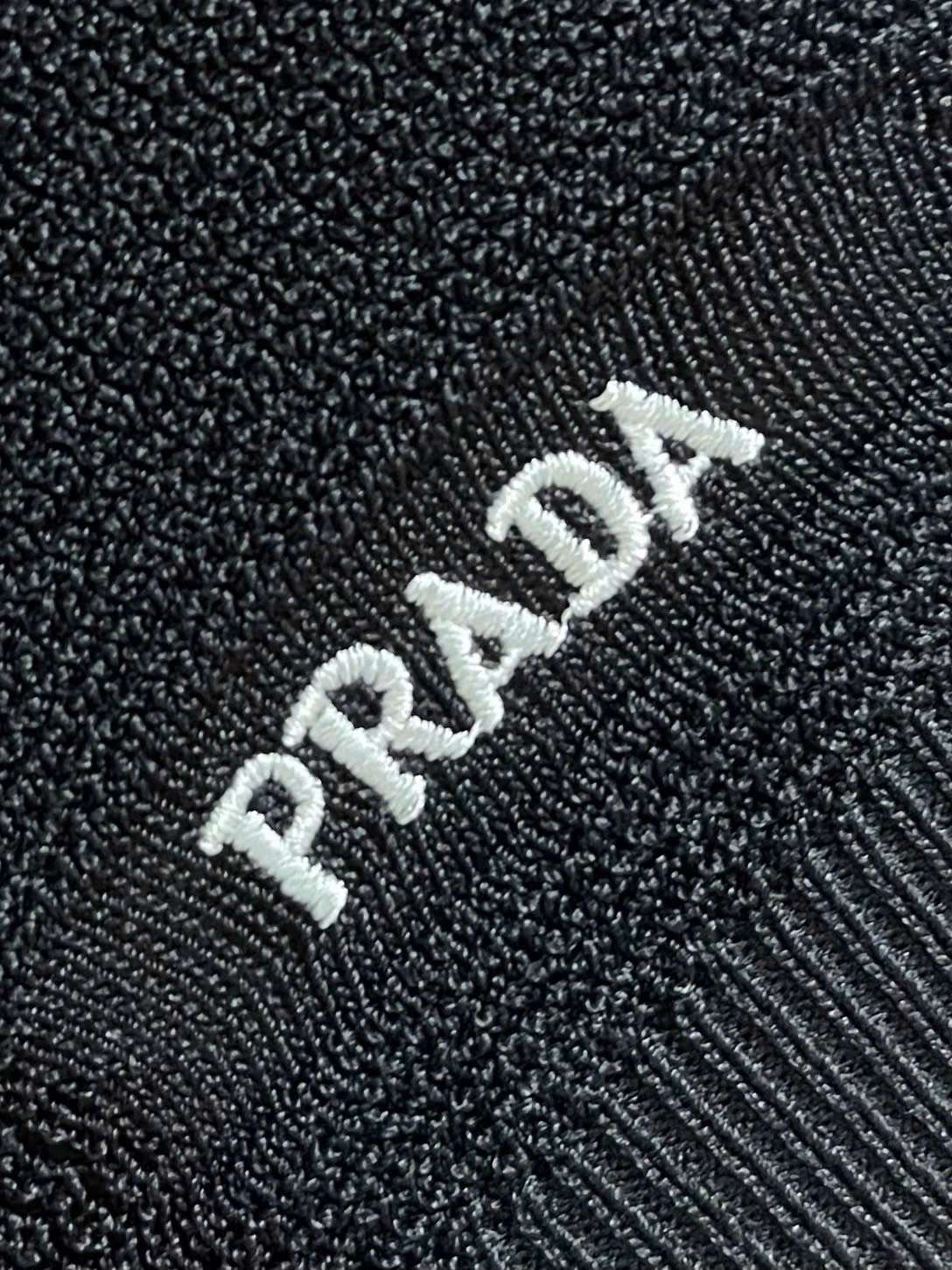 프라다 옷단 자수 로고 남성 반팔티