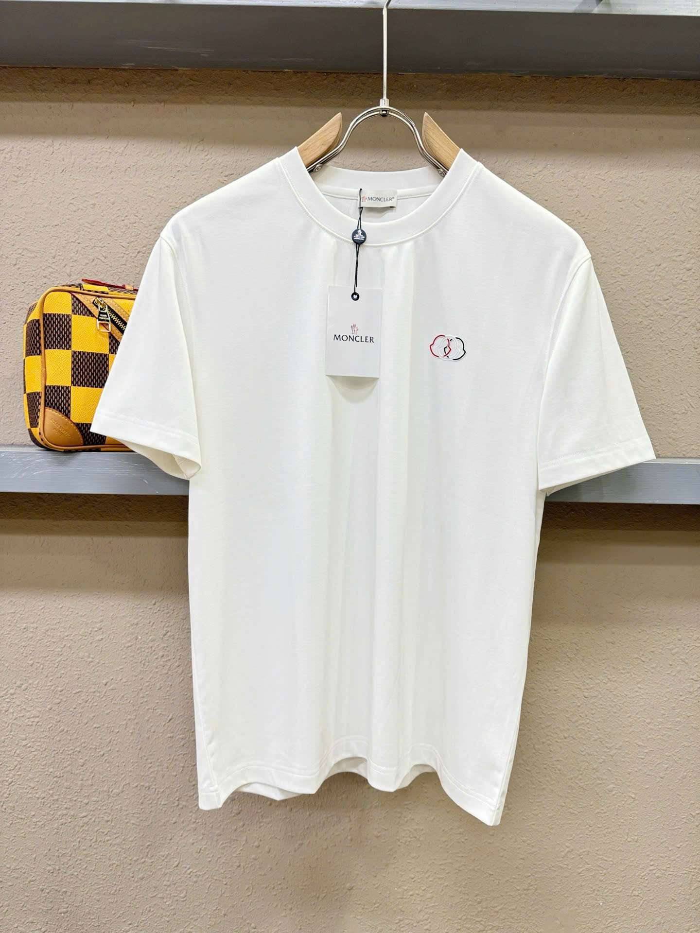 몽클레르 가슴 로고 남성 반팔티 (2컬러)