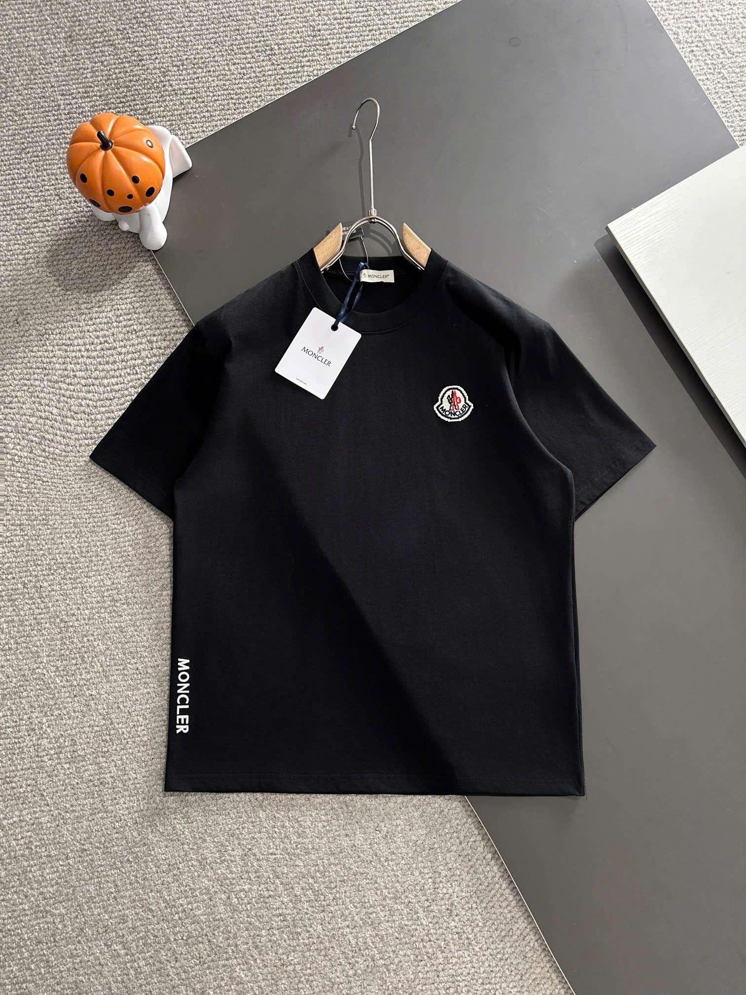 몽클레르 자수 로고 남성 반팔티 (2컬러)