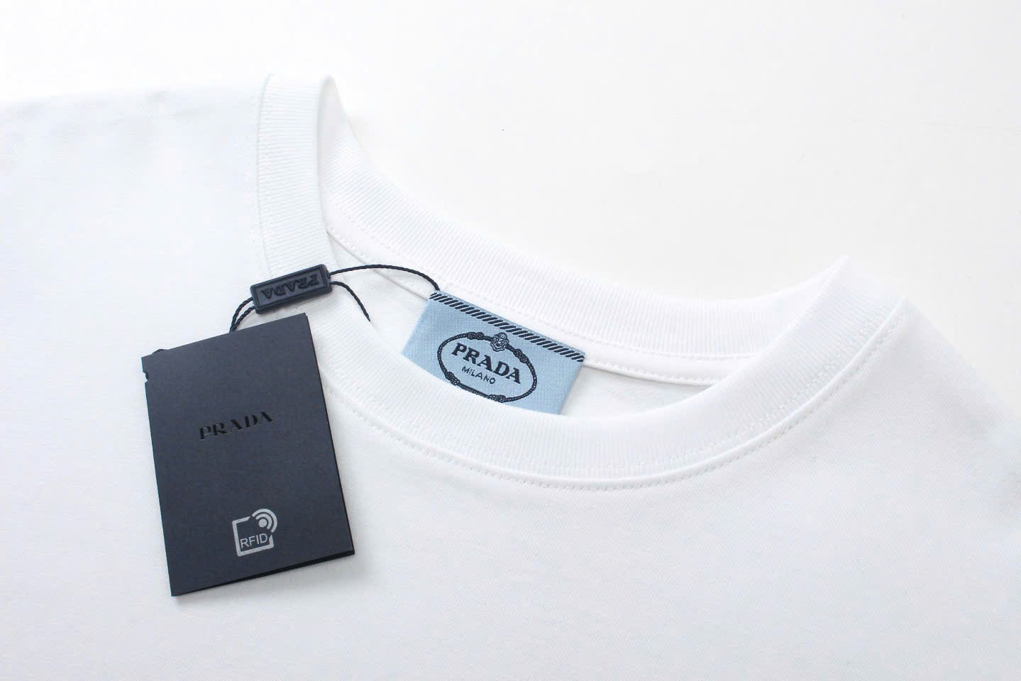 프라다 실리콘 클래식 로고 레터링 남성 반팔티