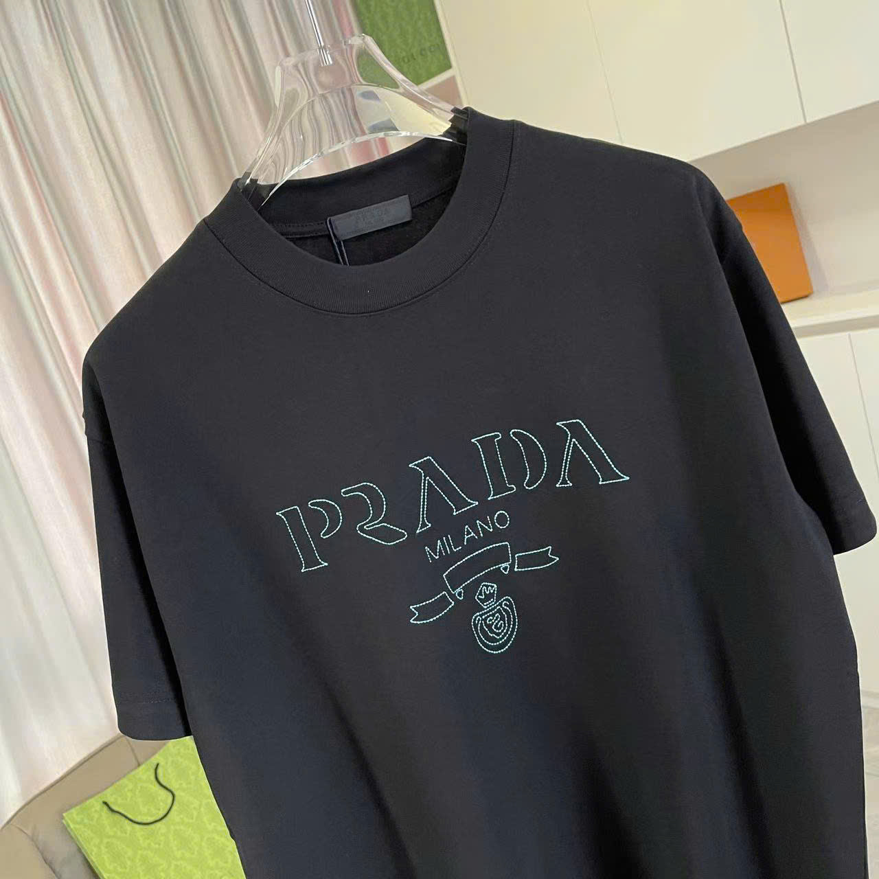 프라다 자수 로고 남성 반팔티