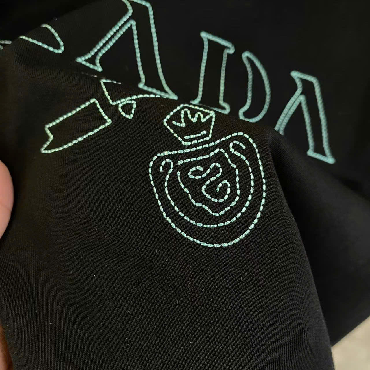 프라다 자수 로고 남성 반팔티