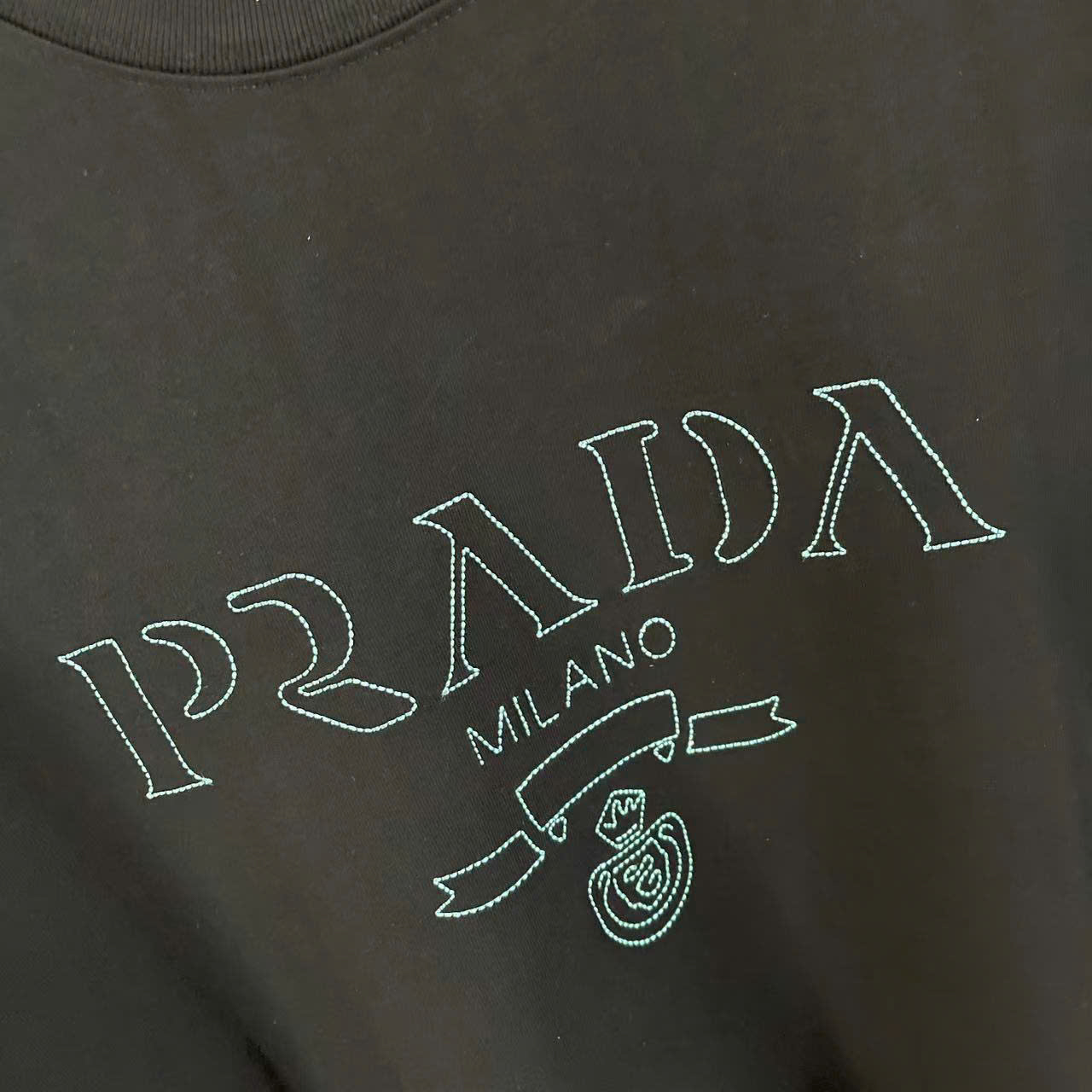 프라다 자수 로고 남성 반팔티