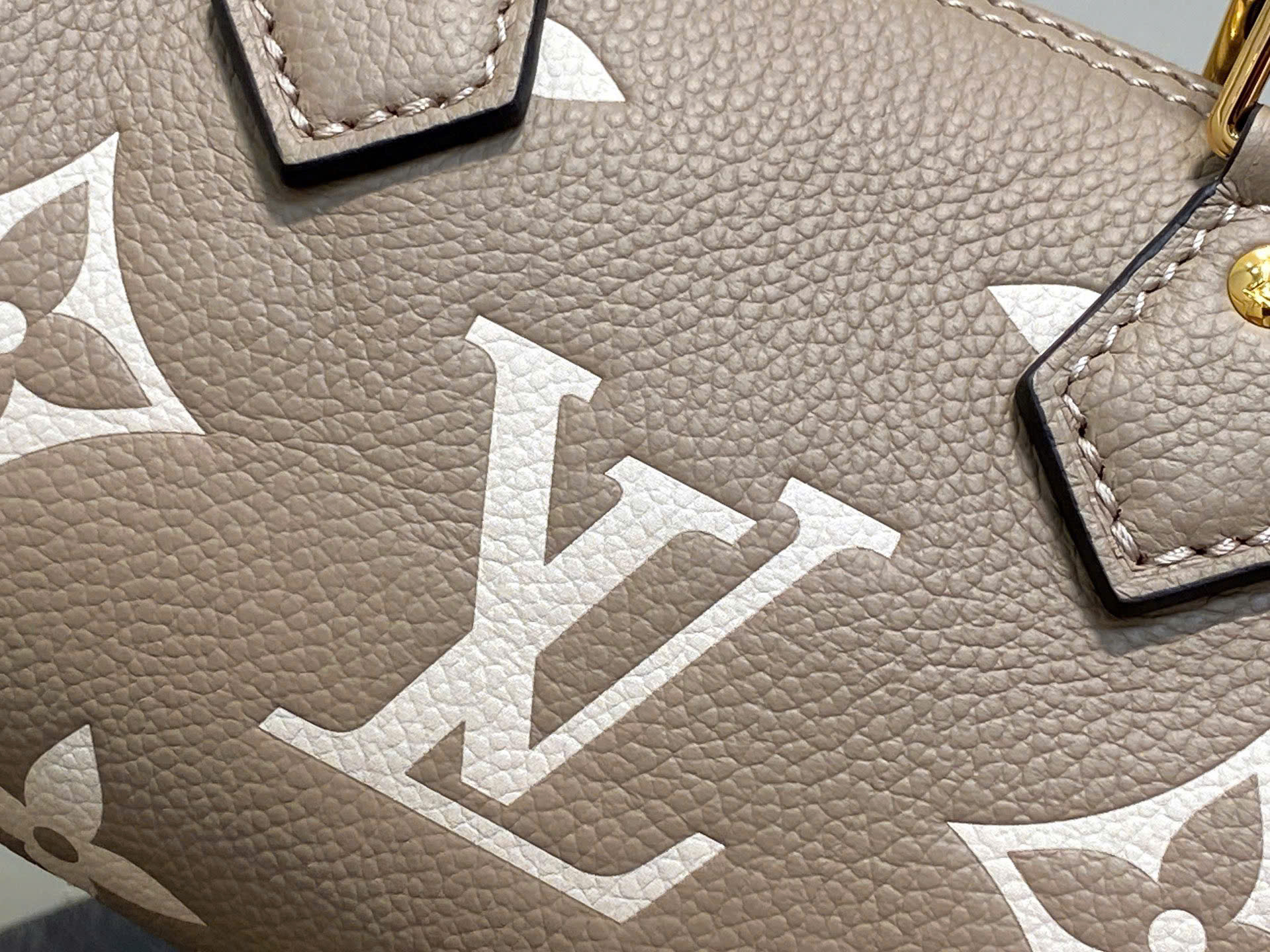 루이비통 Nano Speedy Monogram Empreinte Gray 여성 가방