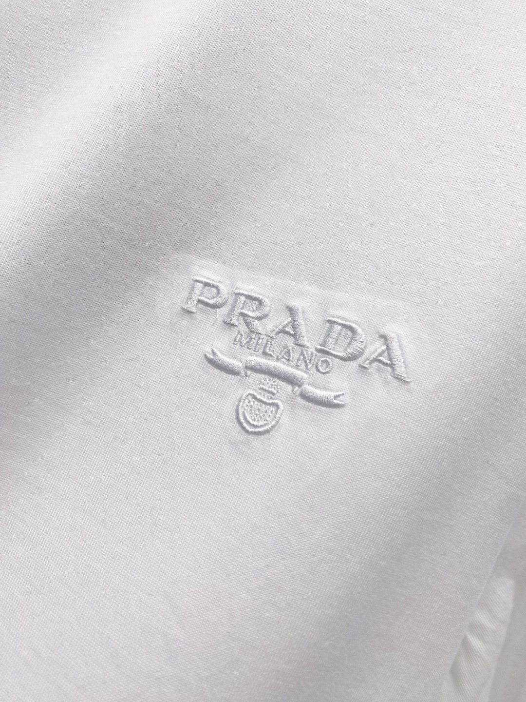 프라다 자수 로고 남성 반팔티 (2컬러)