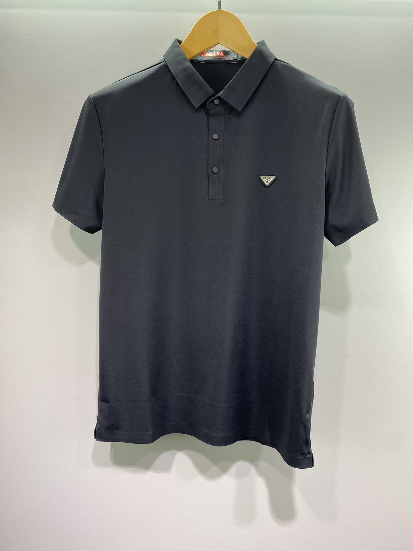 프라다 가슴 삼각 로고 남성 카라티 (2컬러)