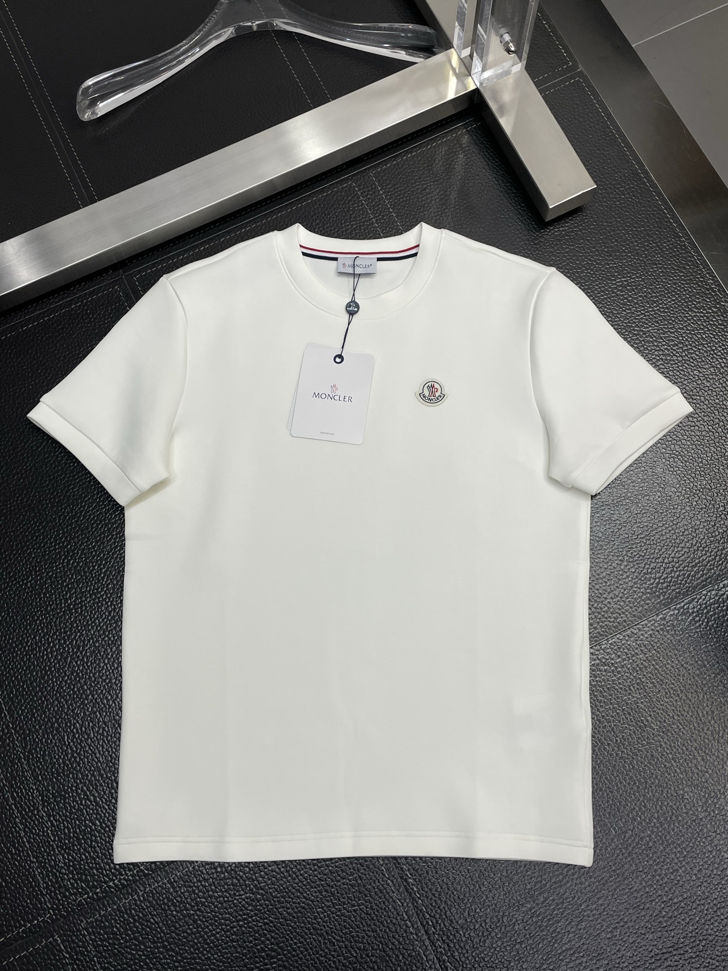 몽클레르 가슴 로고 여성 반팔티 (2컬러)