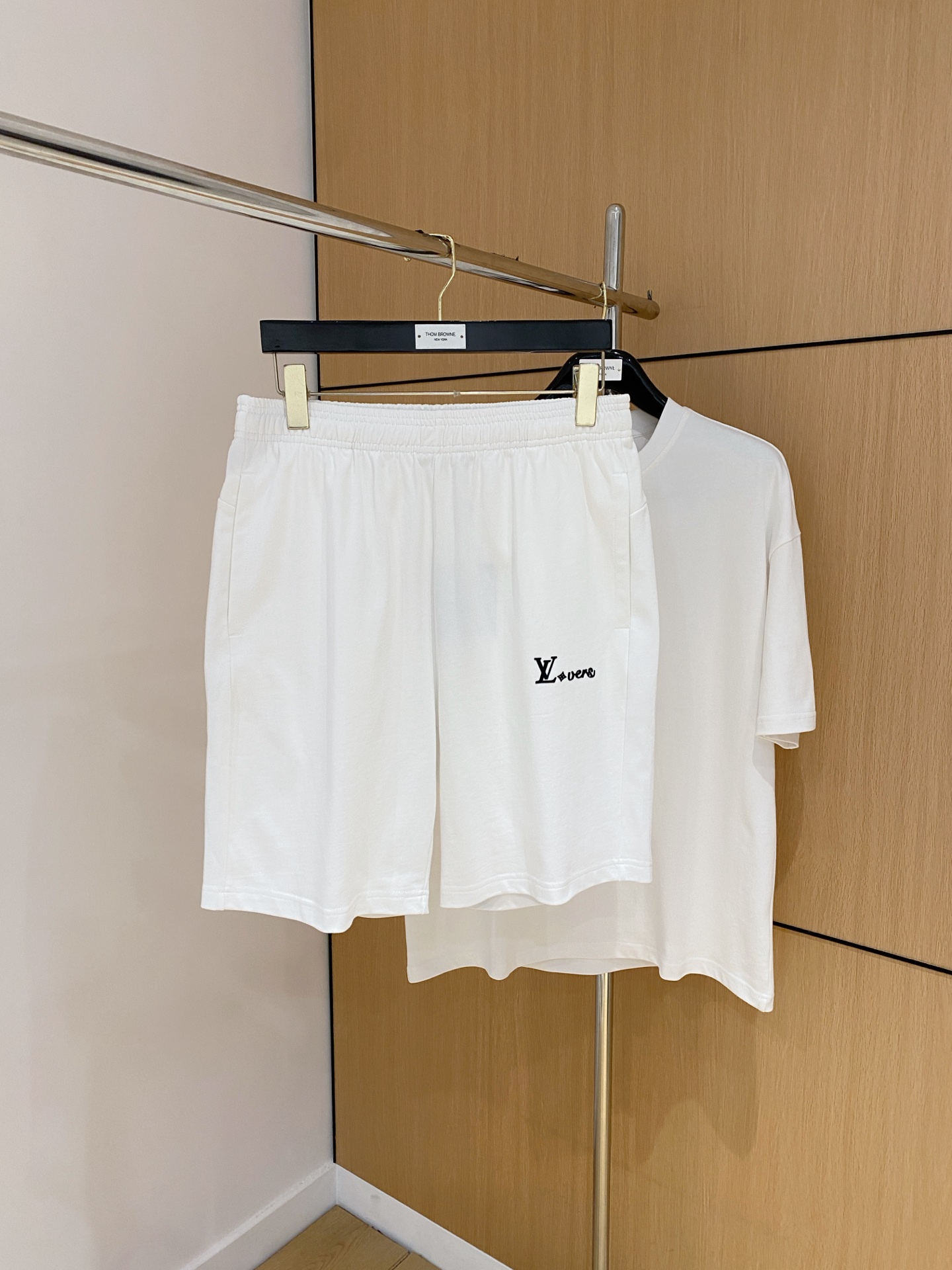 루이비통 LV 로고 남성 반팔티 & 반바지 세트 (2컬러)