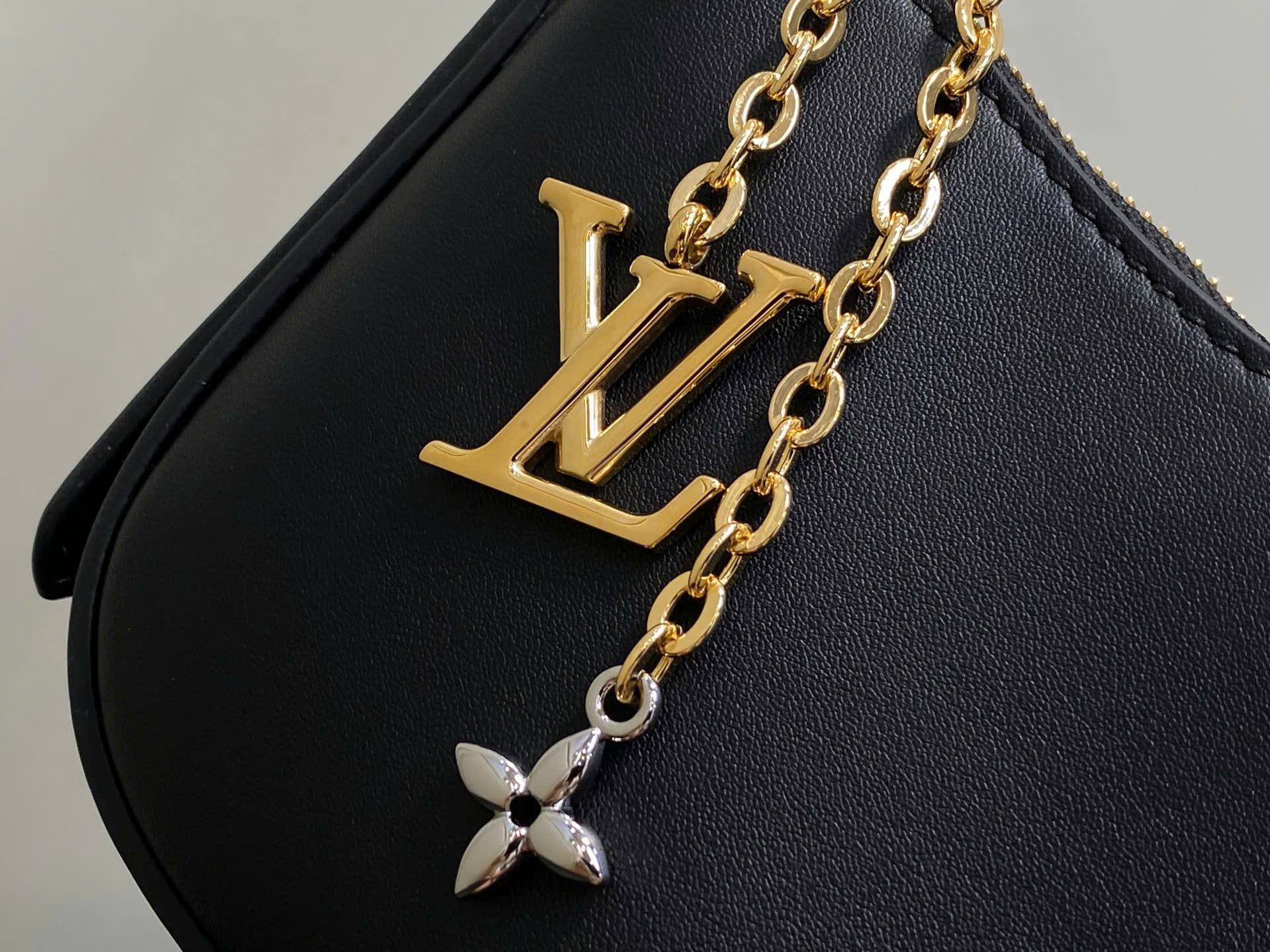 루이비통 Pochette LV Bloom 여성 가방 (2컬러)