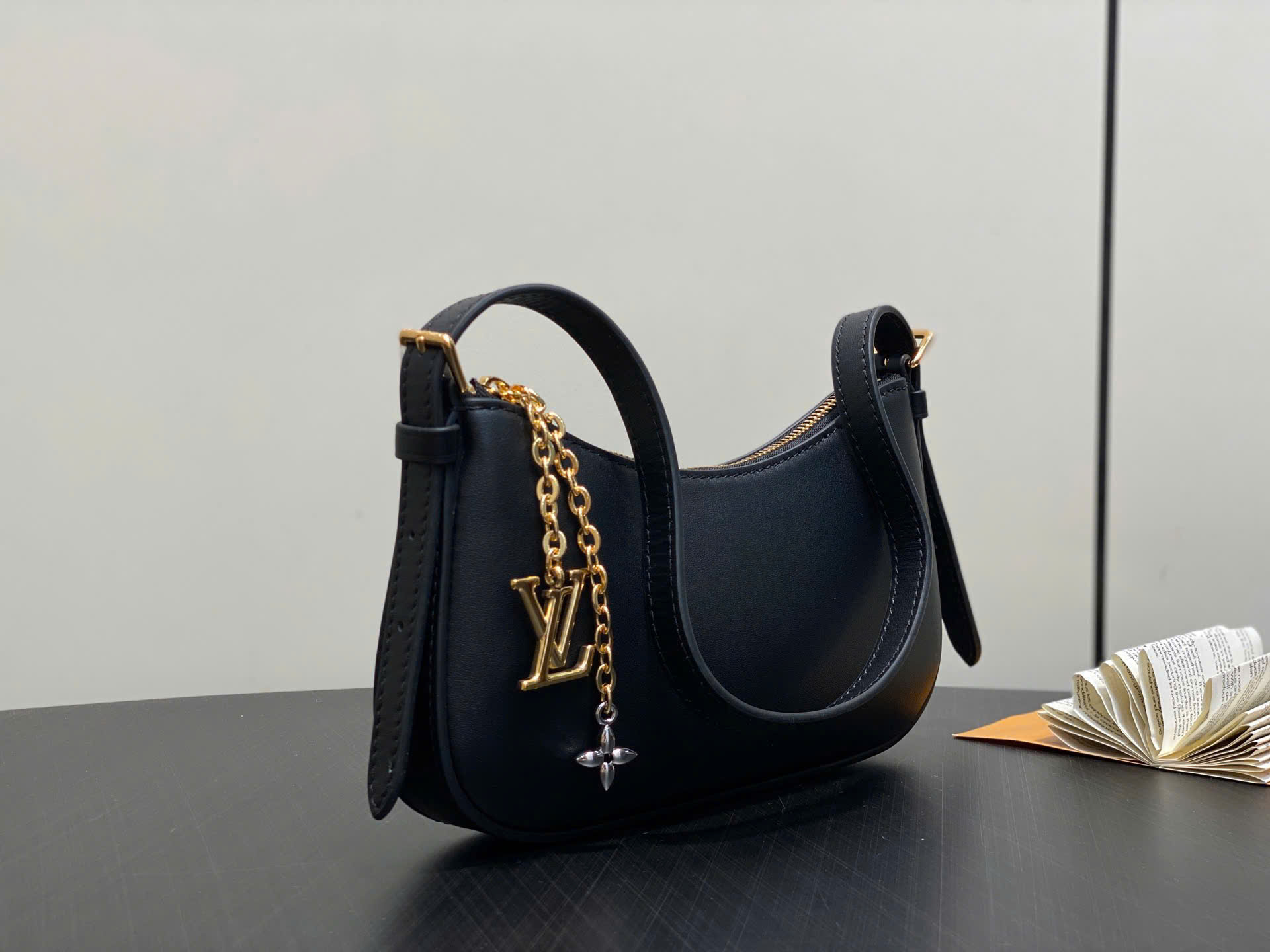 루이비통 Pochette LV Bloom 여성 가방 (2컬러)