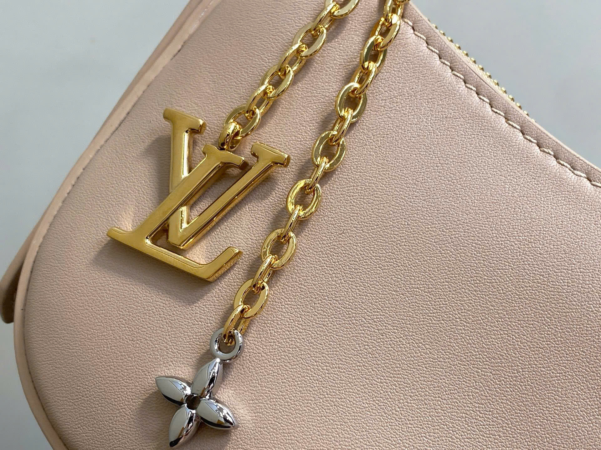 루이비통 Pochette LV Bloom 여성 가방 (2컬러)