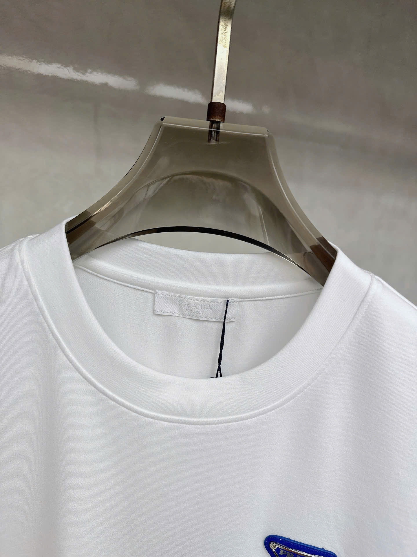 프라다 엠블럼 로고 남성 반팔티 (2컬러)