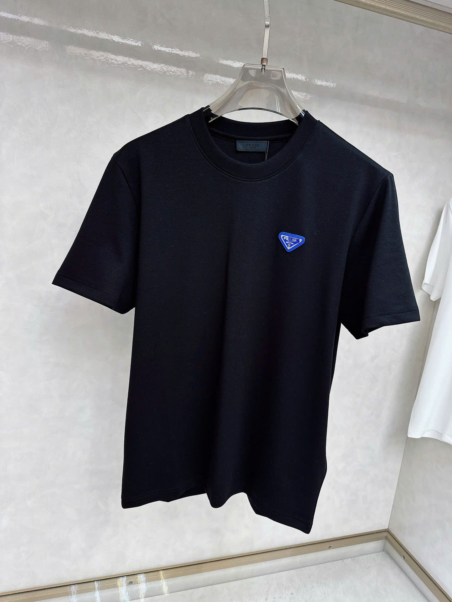 프라다 엠블럼 로고 남성 반팔티 (2컬러)
