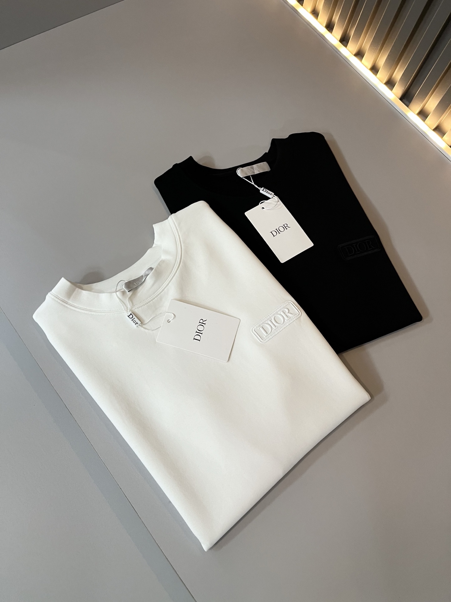 디올 가슴 로고 남성 반팔티 (2컬러)